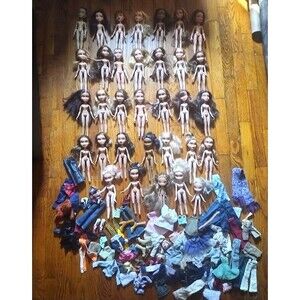 Vintage HUGE BRATZ LOT 30 Nude Dolls  Clothes Shoes
